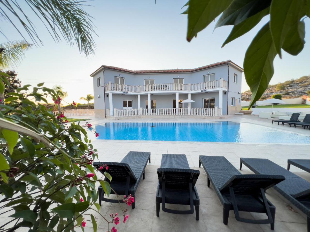 Willa Grand Lynn Seaview